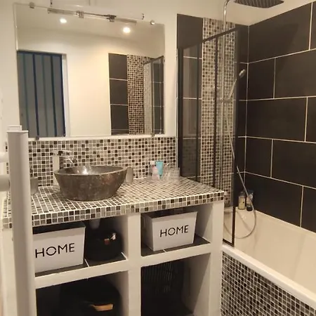 Bleues Cote Et Aeroport Climatisees Et Parking Gratuit ベッド・アンド・ブレックファスト